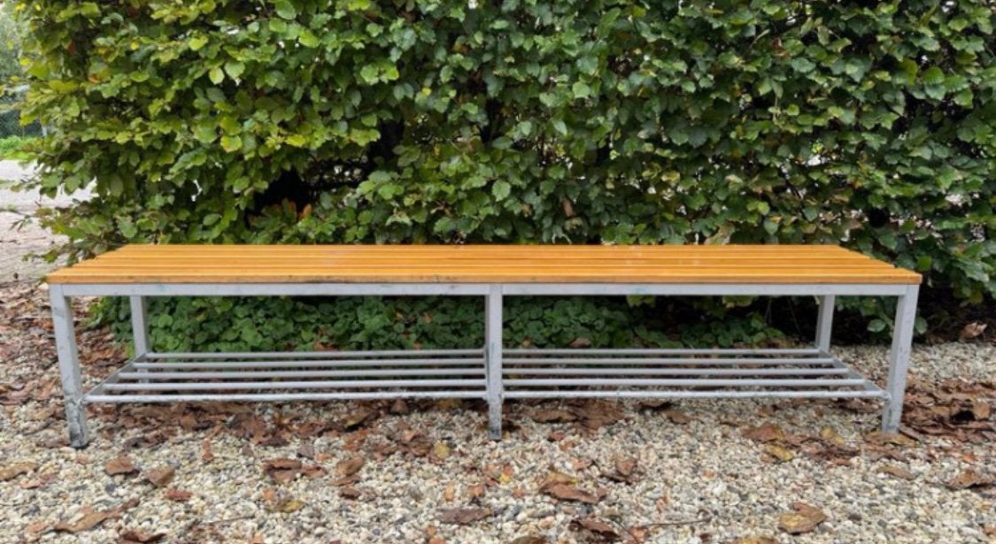 Vintage houten bankje met metalen frame en schoenenrek, Ophalen