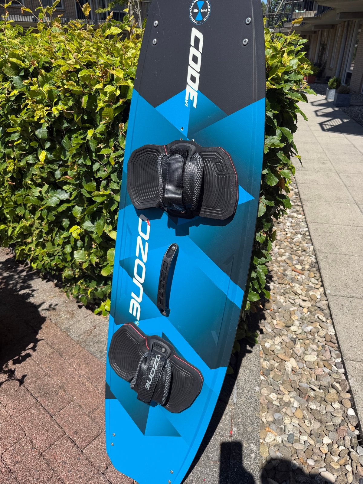 Ozone Code V1 Twintip Kiteboard, Watersport en Boten, Golfsurfen, Zo goed als nieuw, Overige typen, Met vinnen, Ophalen
