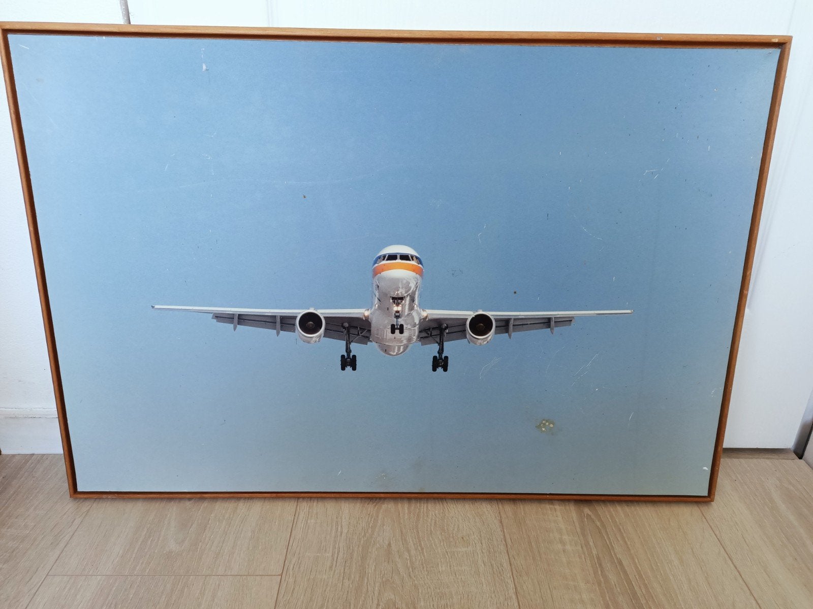Landend Air Holland vliegtuig in lijst, Verzamelen, Luchtvaart en Vliegtuigspotten, Ophalen of Verzenden, Kaart, Foto of Prent