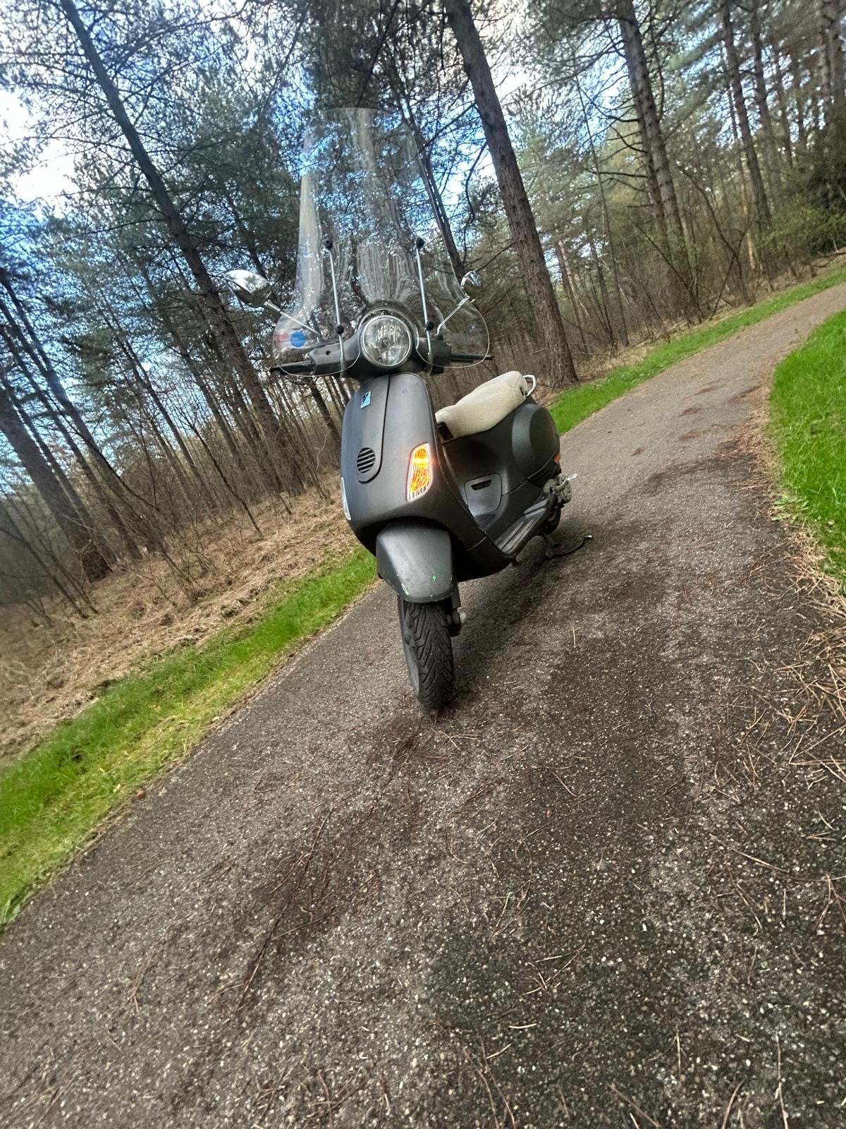 Vespa LX Scooter - Gebruikt met windscherm, Fietsen en Brommers, Scooters | Vespa, Ophalen, Gebruikt, Maximaal 45 km/u, Benzine