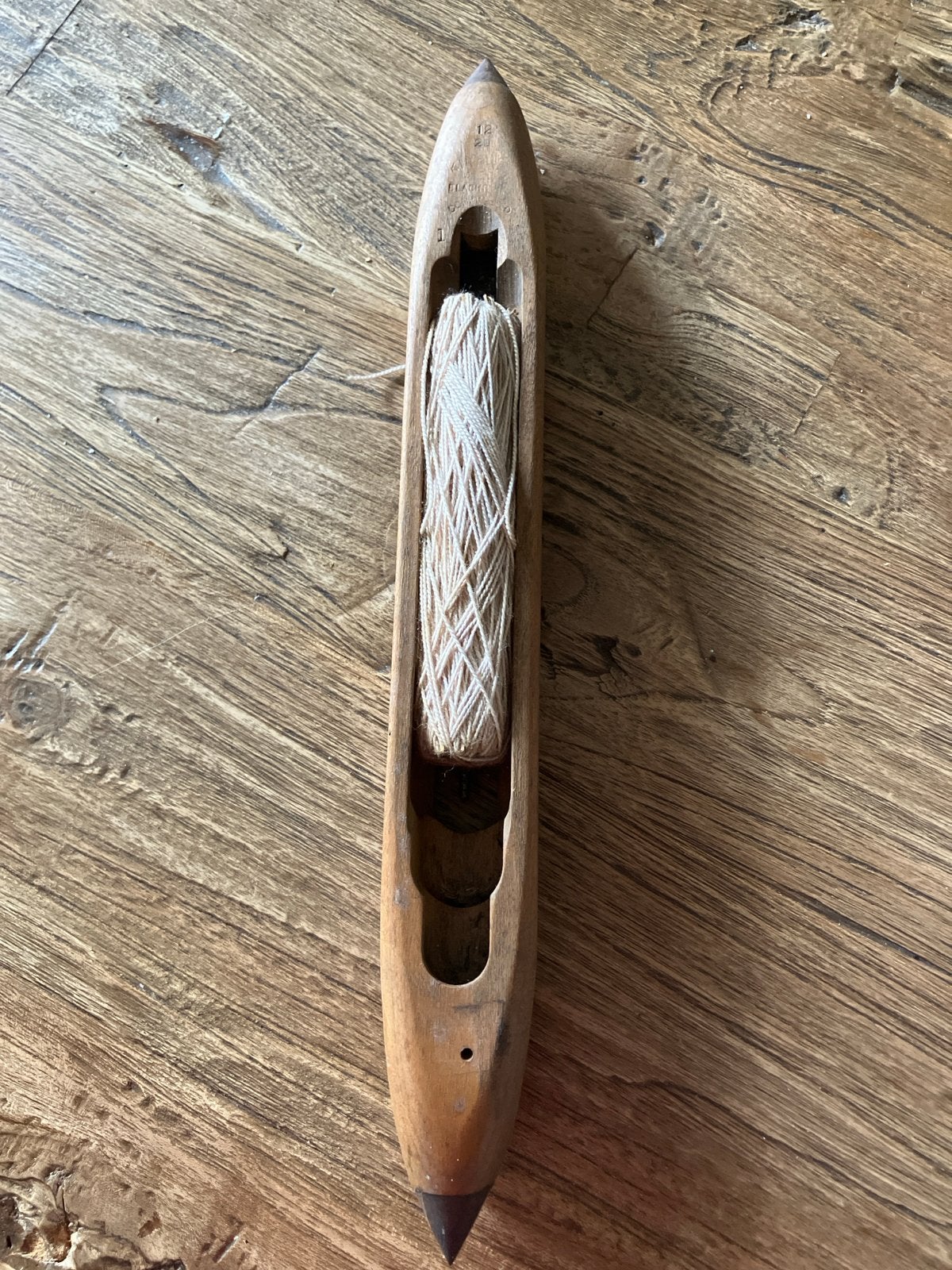 Antieke houten weefspoel met garen, Ophalen of Verzenden