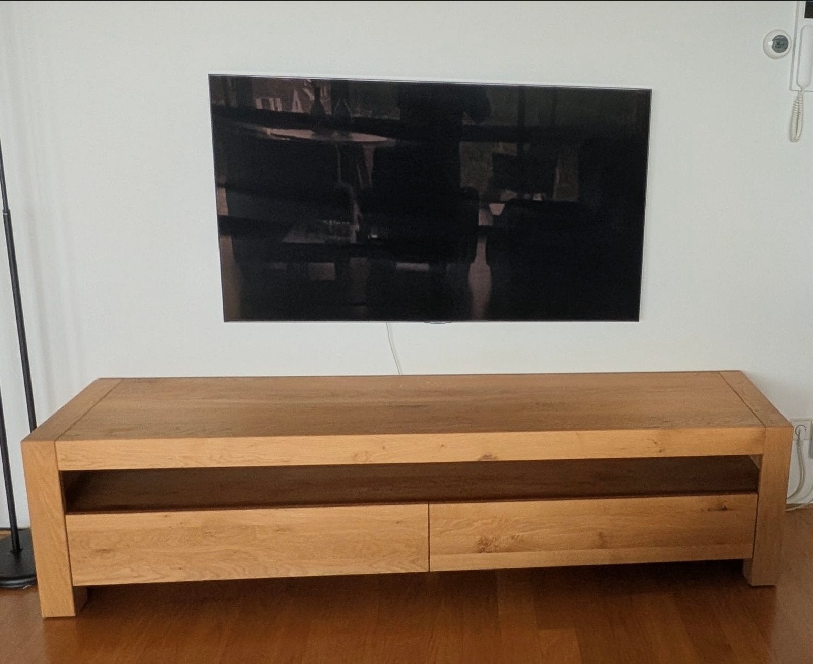 modern massief houten TV-meubel met opbergruimte, Ophalen, 100 tot 150 cm, Eikenhout, Zo goed als nieuw