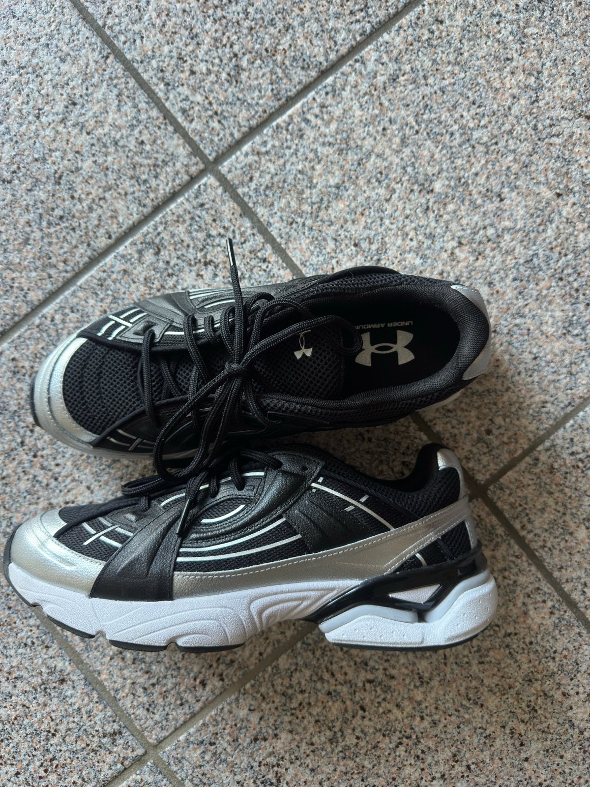 Under Armour ua sola Zwart/Zilver - Maat 42.5, Kleding | Heren, Schoenen, Ophalen of Verzenden, Nieuw, Zwart, Sneakers of Gympen
