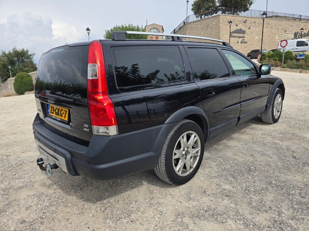 Volvo XC70 2.4 D5 AWD Geartronic 2007 Zwart, Auto's, Automaat, Dealer onderhouden, 1694 kg, 197 €/maand