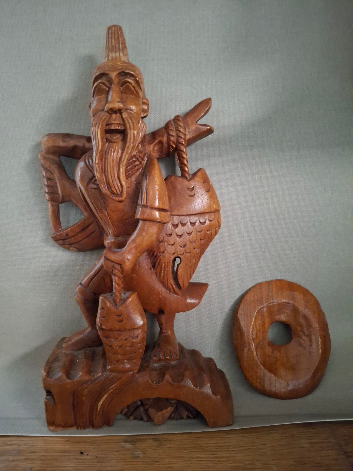 Handgesneden houten beeld van visser met vis, Ophalen of Verzenden, Handgemaakt, 20 - 50 cm, Beeld