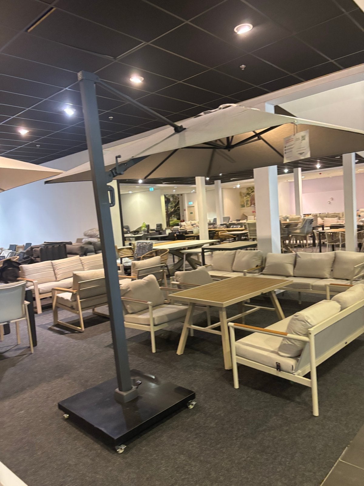 Grote zweefparasol met stevige voet en wieltjes, Kantelbaar, 2 tot 3 meter, Ophalen of Verzenden, Zweefparasol