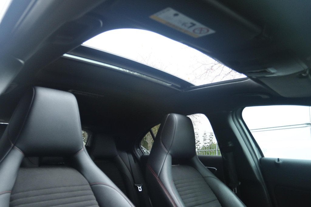 MERCEDES-BENZ A-KLASSE AMG 45 4MATIC 381PK | PANO | CARPLAY, Auto's, Automaat, Gebruikt, Euro 6, 4 cilinders