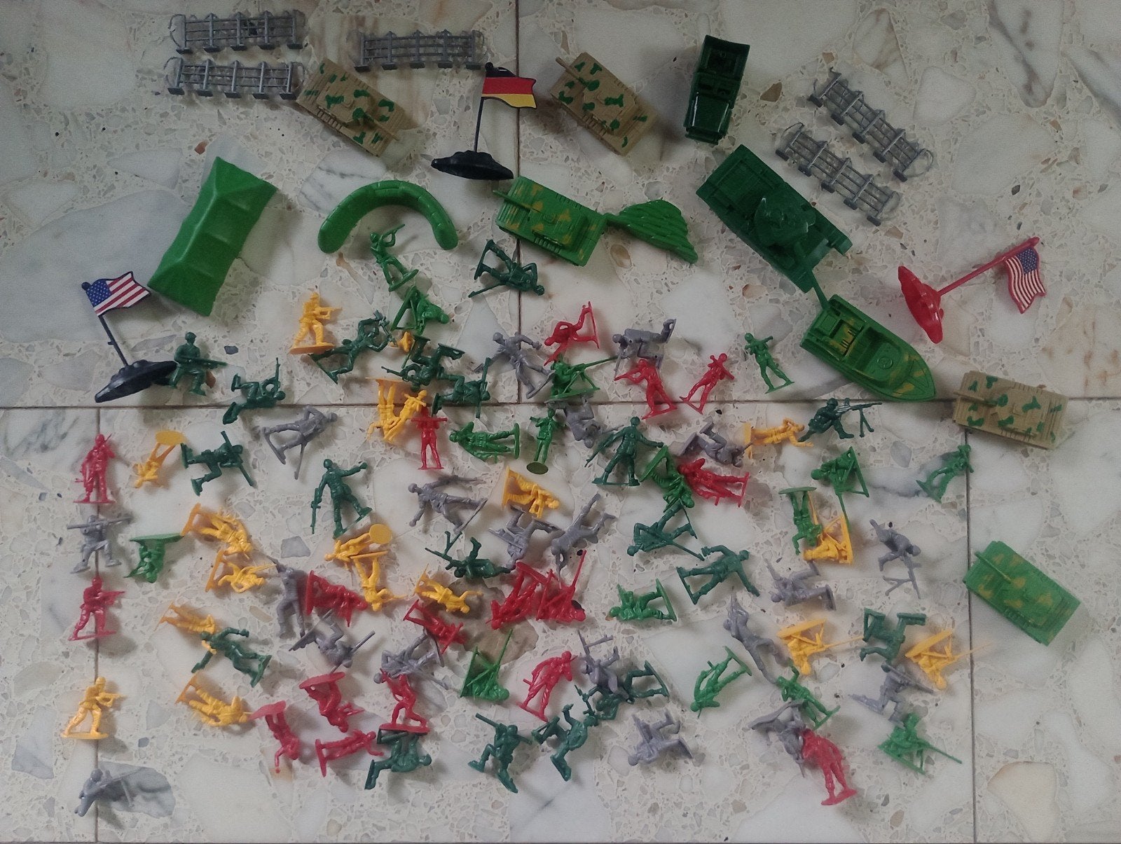 Grote set speelgoedsoldaatjes met tanks en accessoires, Ophalen of Verzenden