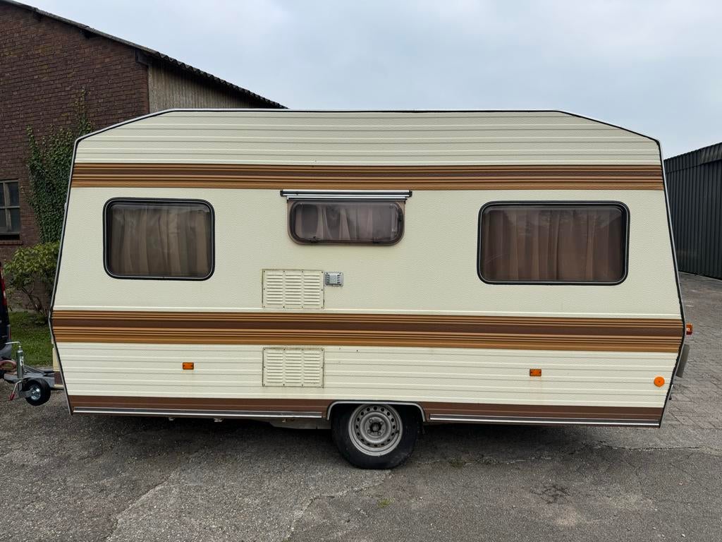 Klassieke Burnster Caravan - 50 jaar oud met karakter!, Caravans en Kamperen, Kip, Overige, Tot en met 2, Omvormbare zithoek