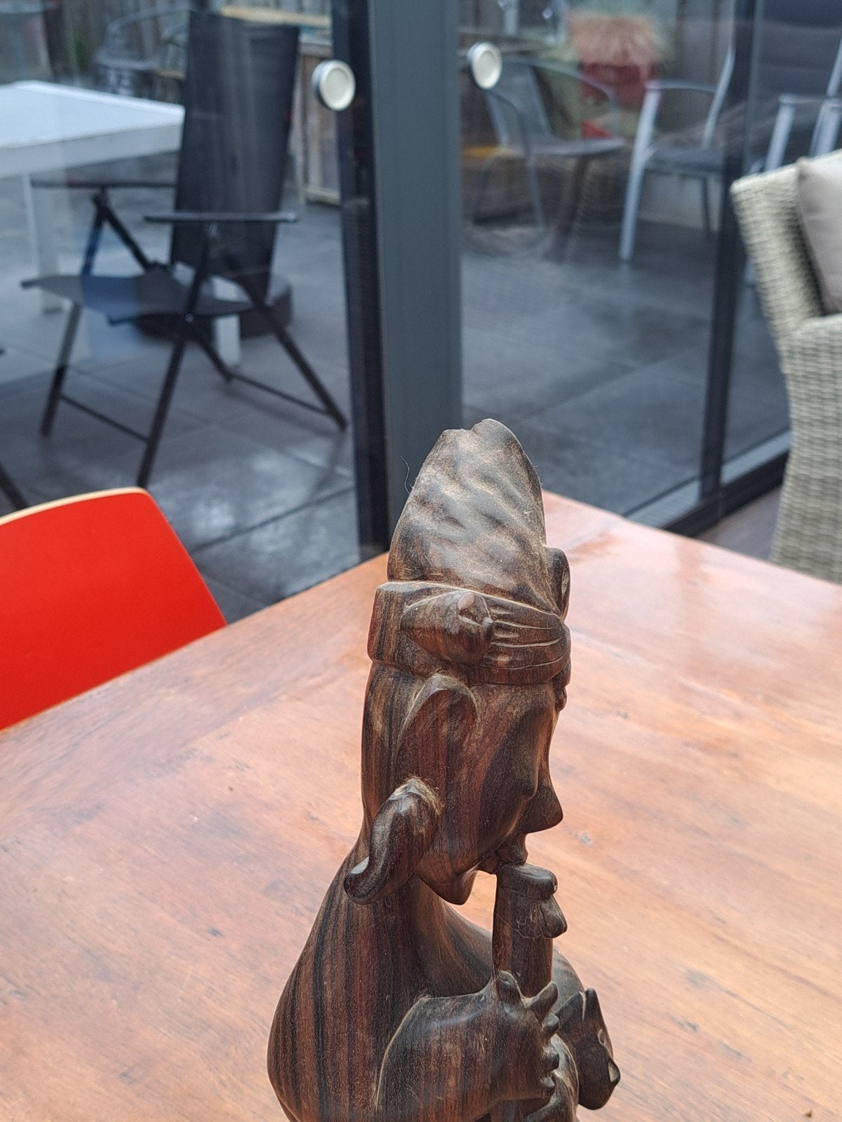 Houten indonesisch beeld van muzikant met fluit 25,-, Ophalen