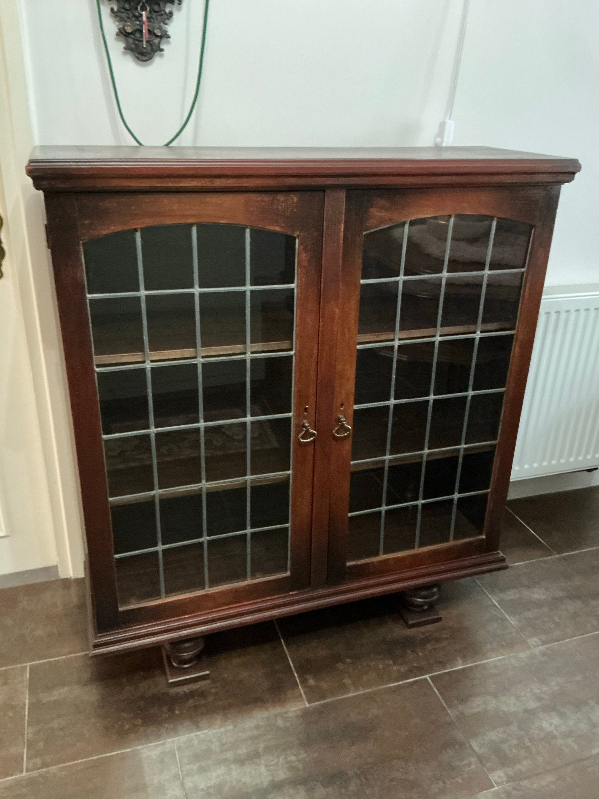Antieke vitrinekast met glas-in-lood deuren, Antiek en Kunst, Ophalen