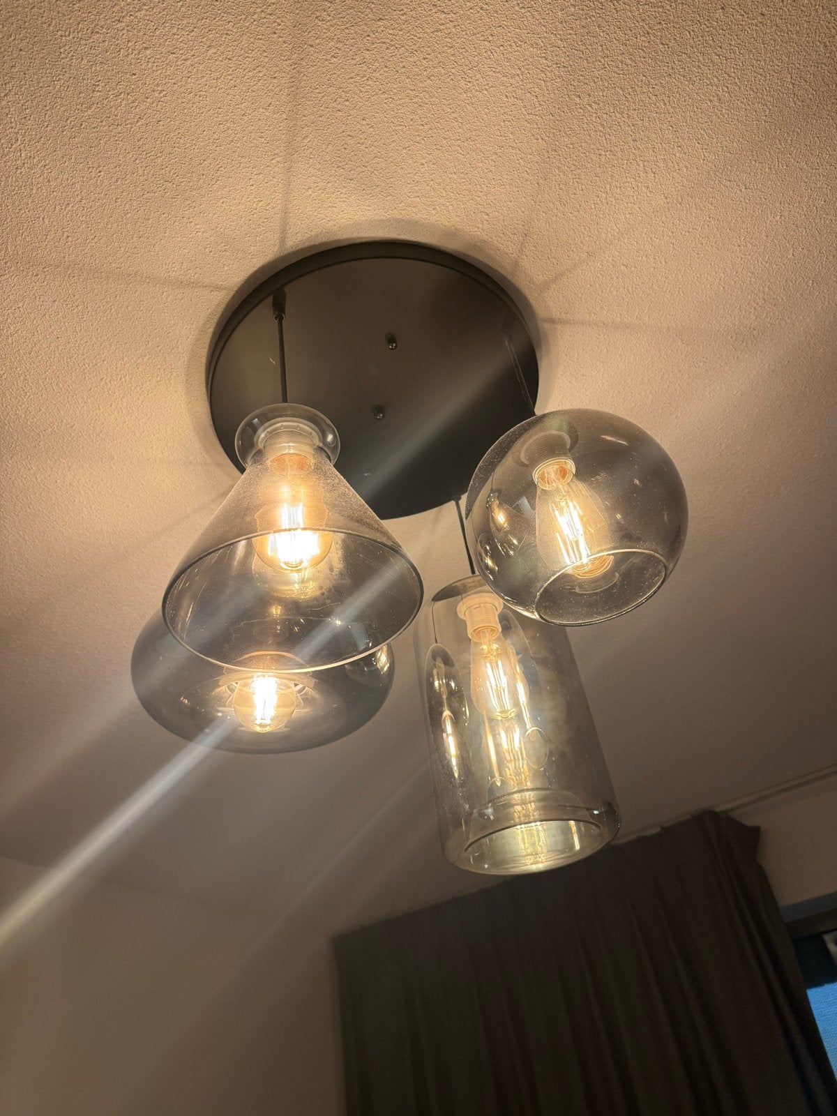 Moderne plafondlamp met 4 rookglazen kappen, Ophalen of Verzenden, Zo goed als nieuw, Glas, E27 (groot)