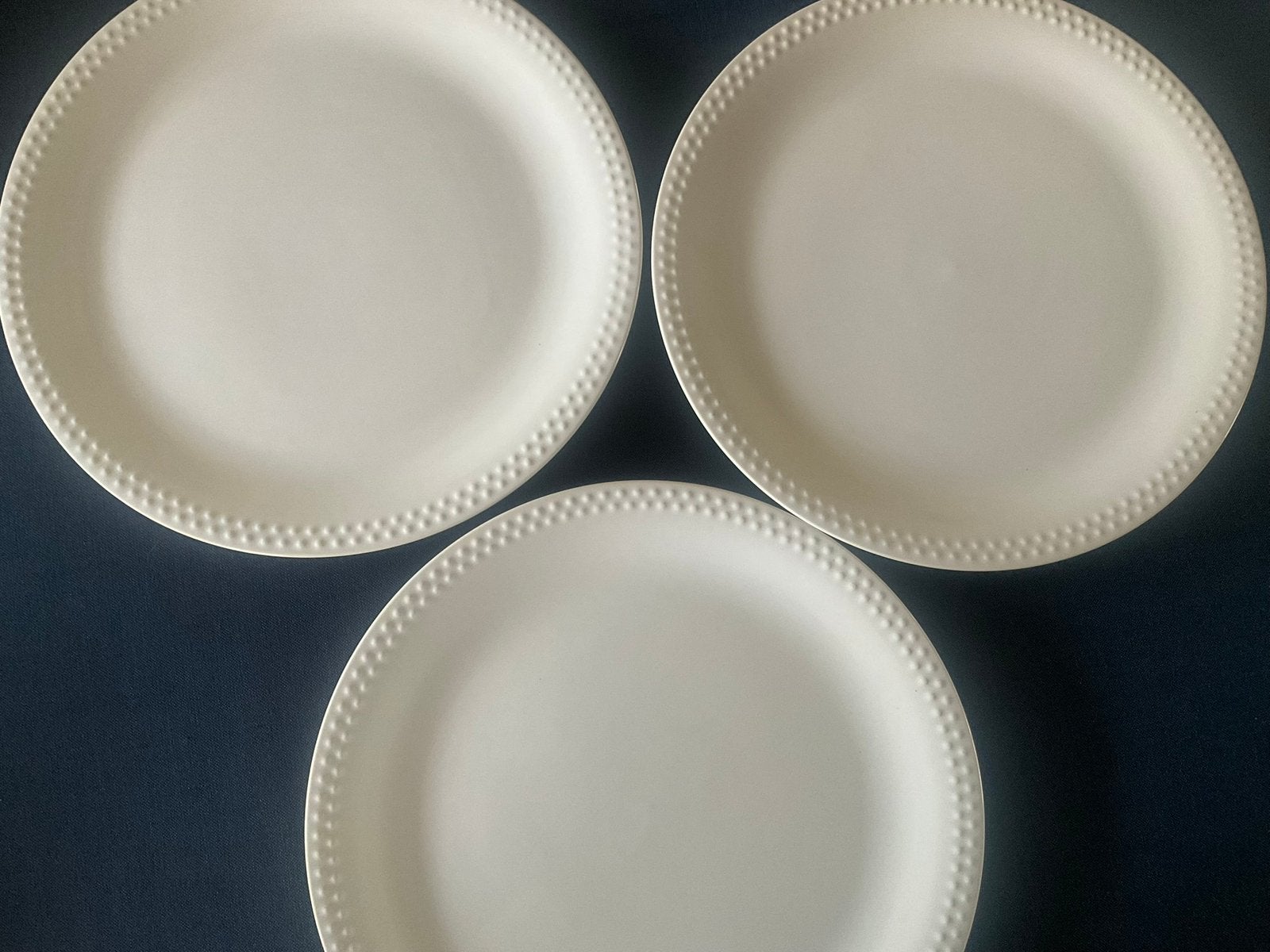 3 HEMA dinerborden /diam.26.1/ wit met bolletjesrand, Ophalen of Verzenden, Zo goed als nieuw, Bord(en), Overige stijlen
