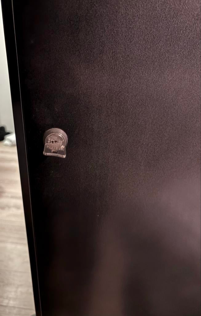 Donkergrijze locker kast met 4 vakken en slot, Huis en Inrichting, Kasten | Roldeurkasten en Archiefkasten, Zo goed als nieuw