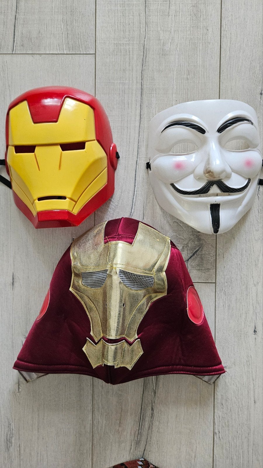Drie maskers: Iron Man, V for Vendetta en Iron Man stof, Ophalen of Verzenden, Gebruikt, Toneelattributen of Onderdelen
