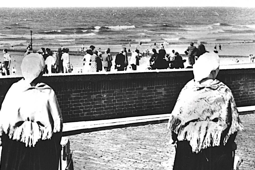 946948 Scheveningen Klederdracht strand 1959 Gelopen, Ophalen of Verzenden, 1940 tot 1960, Gelopen, Zuid-Holland
