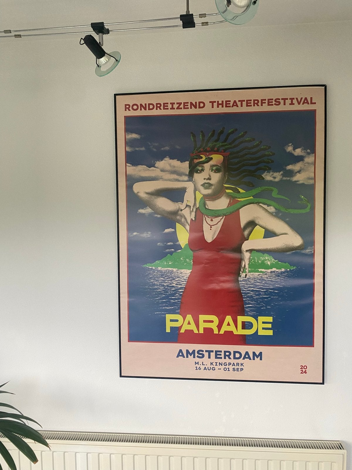 Grote Parade 2024 Amsterdam poster met lijst (120x85cm), Ophalen, Met lijst, Deurposter of groter, Overige onderwerpen
