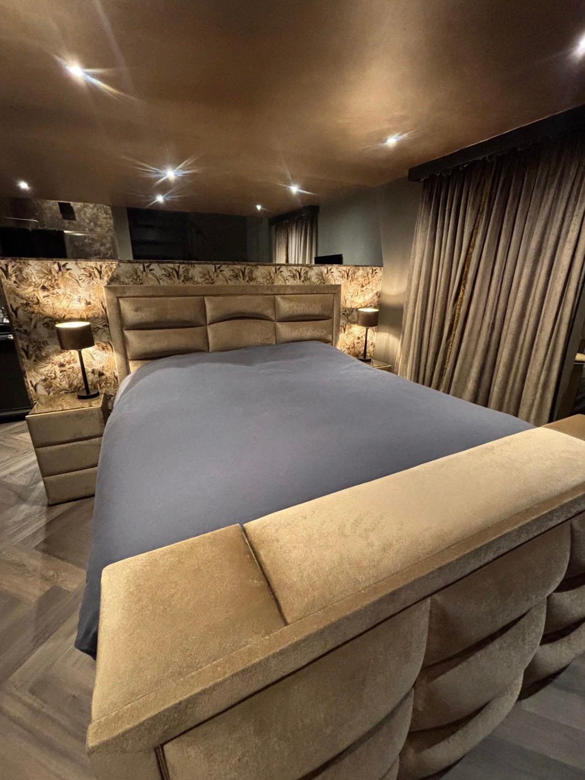 Luxe TV-boxspring 180x200 cm met Loewe TV & nachtkastjes, Huis en Inrichting, Ophalen, Beige, Tweepersoons, Zo goed als nieuw