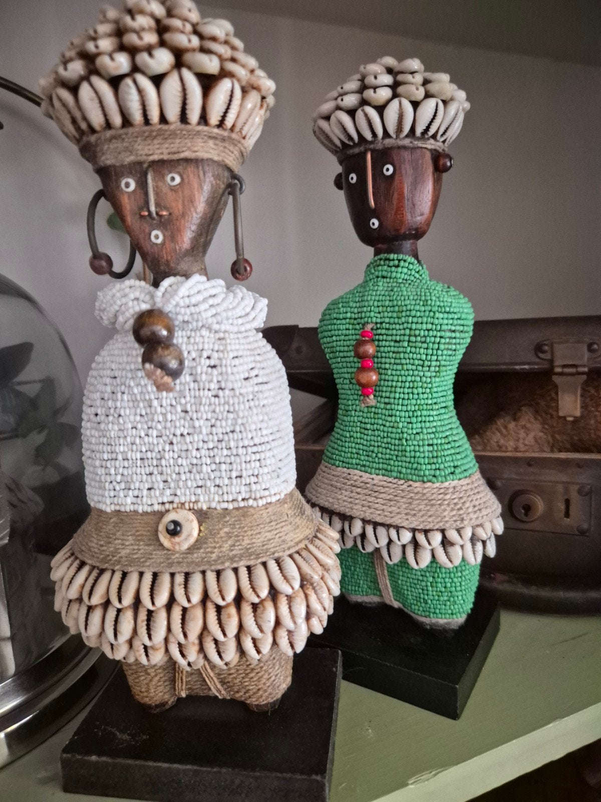 Afrikaanse Beelden met Schelpen en Kralen - Set van 2, Antiek en Kunst, Ophalen of Verzenden