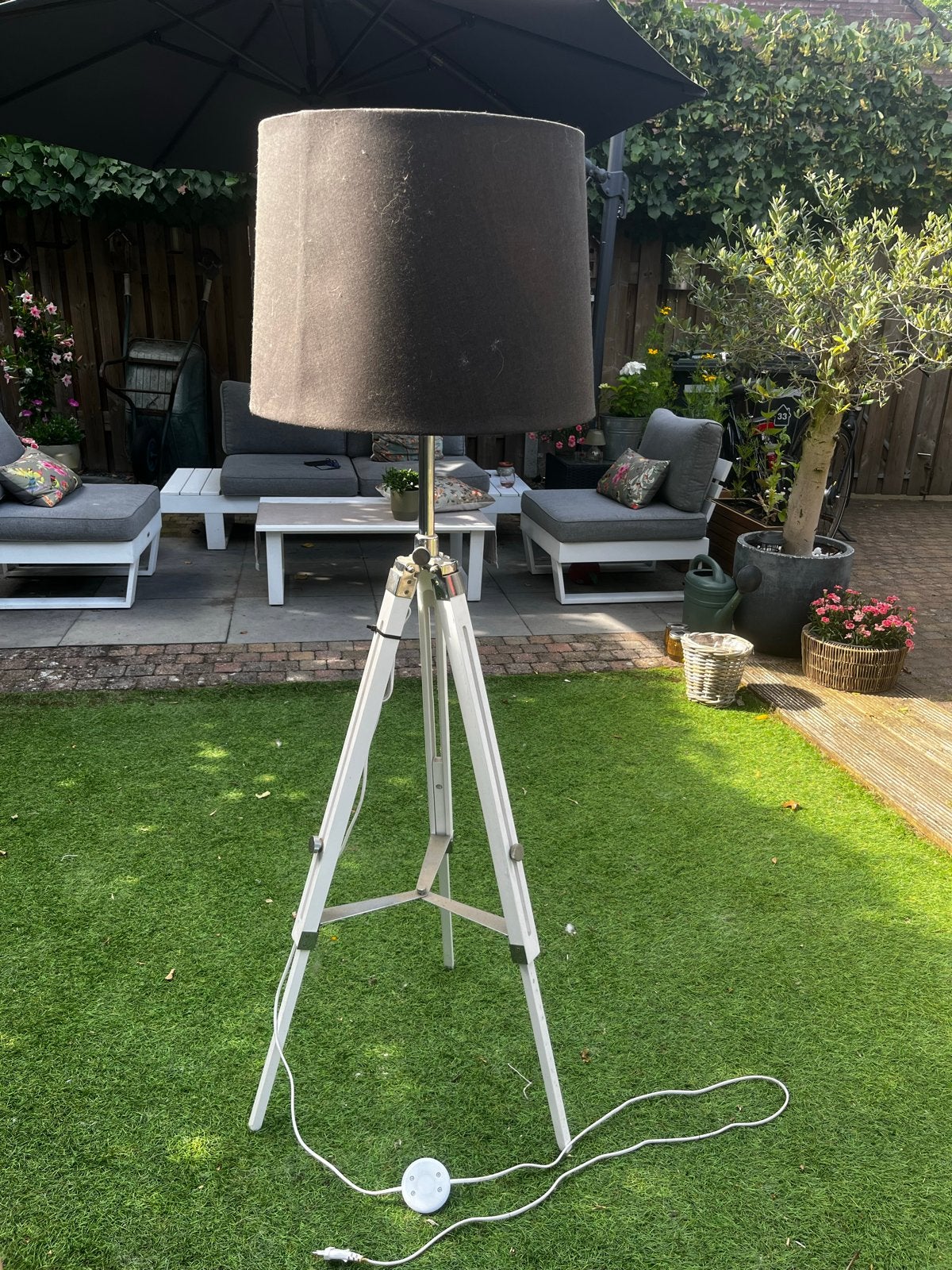 GRATIS Staande lamp met zwarte kap, 140 cm hoog, Huis en Inrichting, Lampen | Vloerlampen, Gebruikt, 100 tot 150 cm, Stof, Ophalen