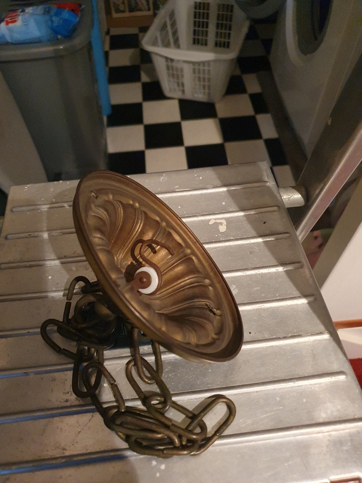 Antieke bronzen kroonluchter met melkglazen kapjes, Huis en Inrichting, Lampen | Kroonluchters, Ophalen of Verzenden, Gebruikt