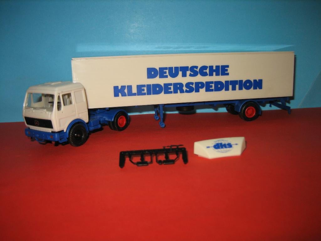 DKS  Dts Kleider Sped  MERCEDES met 1-asser oplegger Herpa, Ophalen of Verzenden, Zo goed als nieuw, Bus of Vrachtwagen, Herpa