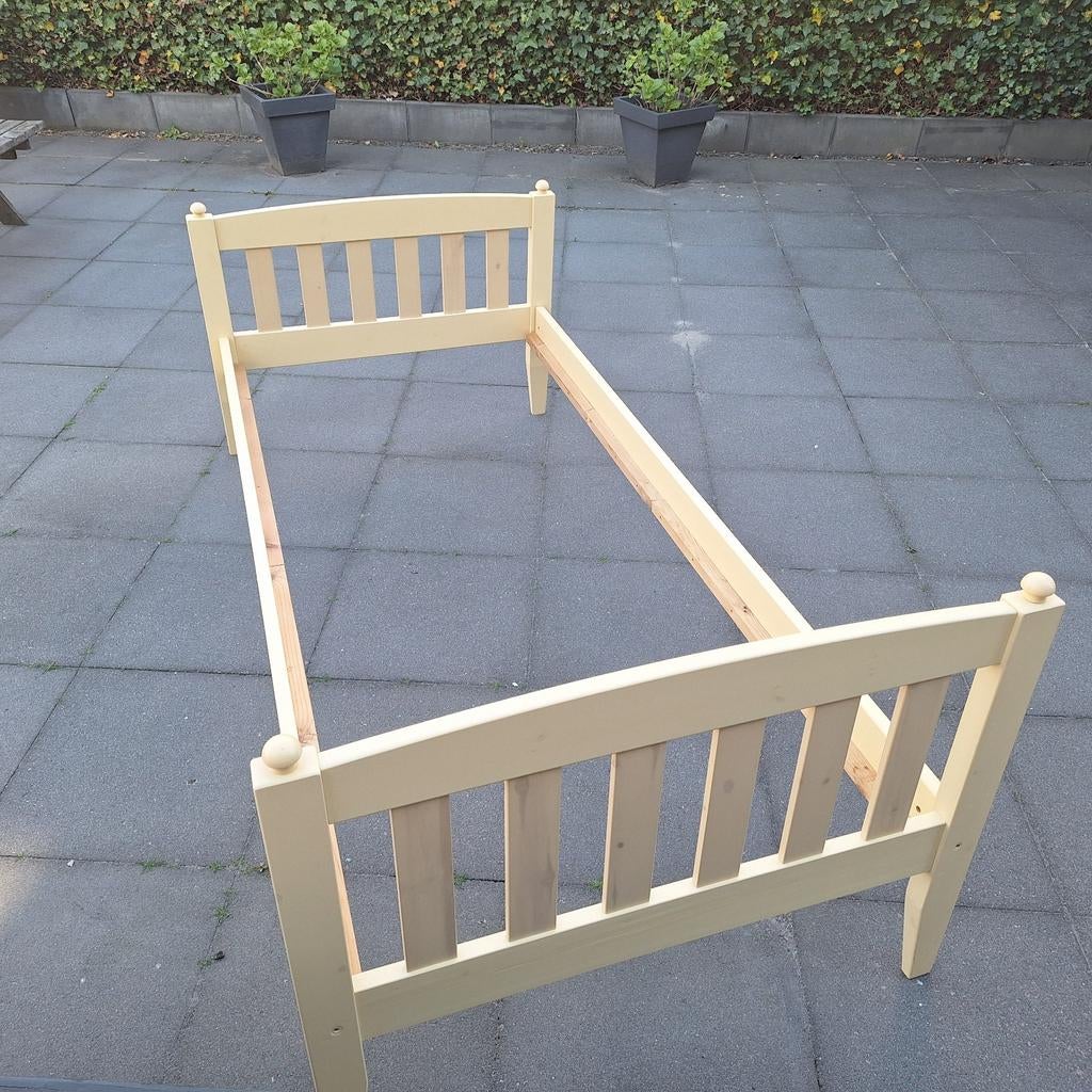 1 persoons bedframe 90x200 - zacht geel - € 10.- !!, Ophalen