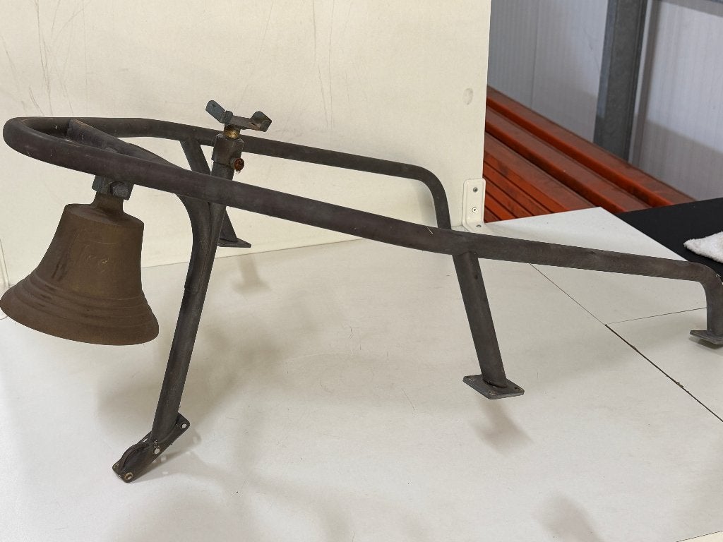 Bronzen / messing scheepsbel 145 mm op frame 50 cm breed, Ophalen of Verzenden, Gebruikt, Lijn of Blok