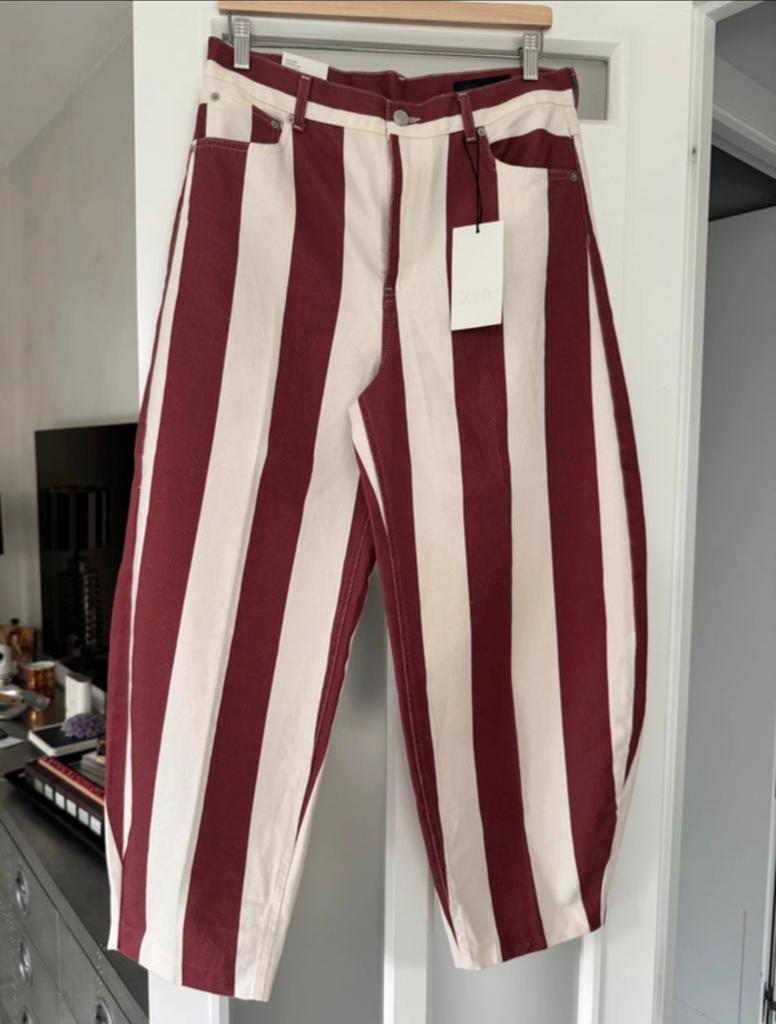 Zara Viral Gestreepte Broek - Nieuw met kaartje, Kleding | Dames, Broeken en Pantalons, Verzenden, Nieuw, Maat 38/40 (M), Rood