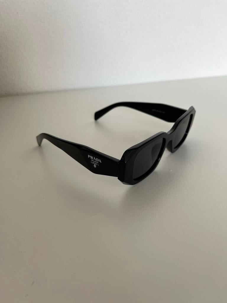 Prada zonnebril, Ophalen of Verzenden, Zo goed als nieuw, Zwart, Overige merken
