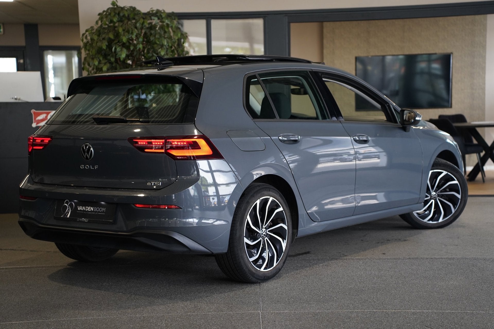 Volkswagen Golf 8 1.5 eTSI Style 150PK DSG Pano IQ Light Alc, Auto's, Dealer onderhouden, 680 kg, 4 cilinders, 150 pk