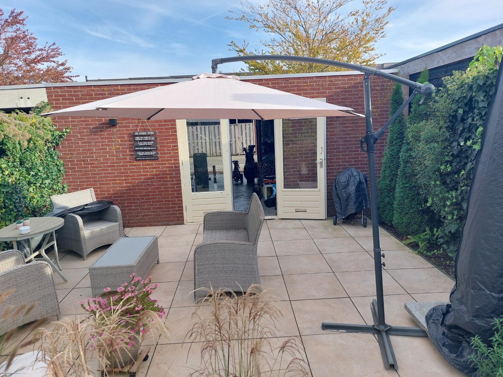 Zweefparasol met voet - Beige, Tuin en Terras, Ophalen, Kantelbaar, Gebruikt, 2 tot 3 meter