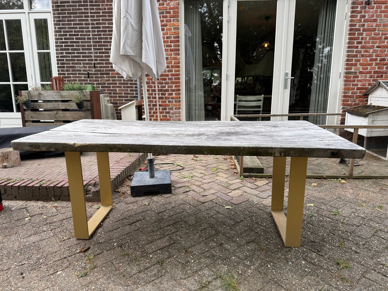 Robuuste houten tuintafel met metalen onderstel, Ophalen, Gebruikt, Rechthoekig, Hout