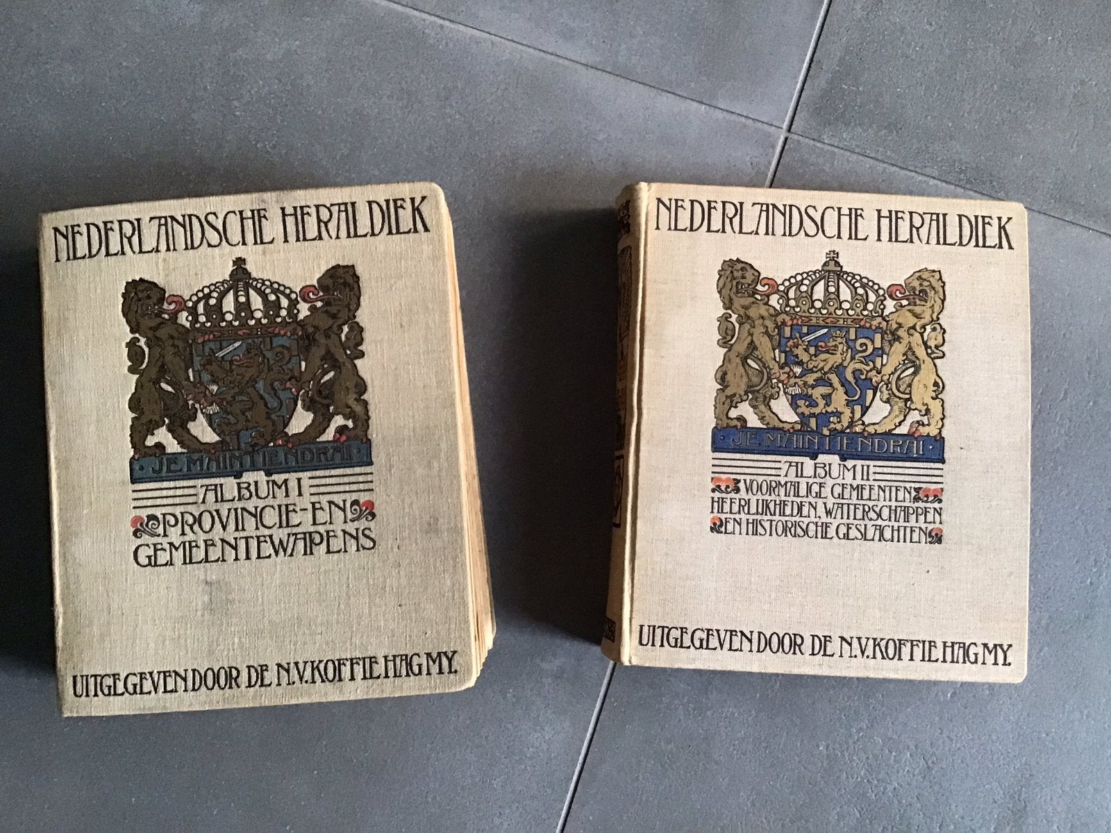 2 Verzamelalbums Nederlandsche Heraldiek, Ophalen of Verzenden, Gebruikt