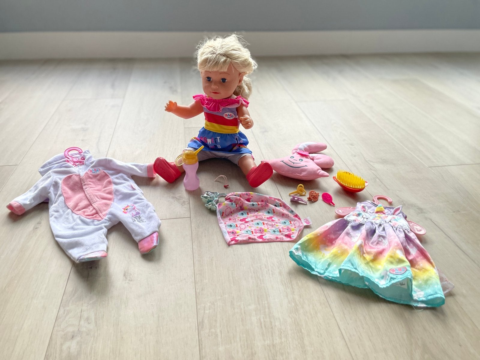Baby Born Sister pop + extra kleding en accessoires, Ophalen of Verzenden, Zo goed als nieuw, Babypop