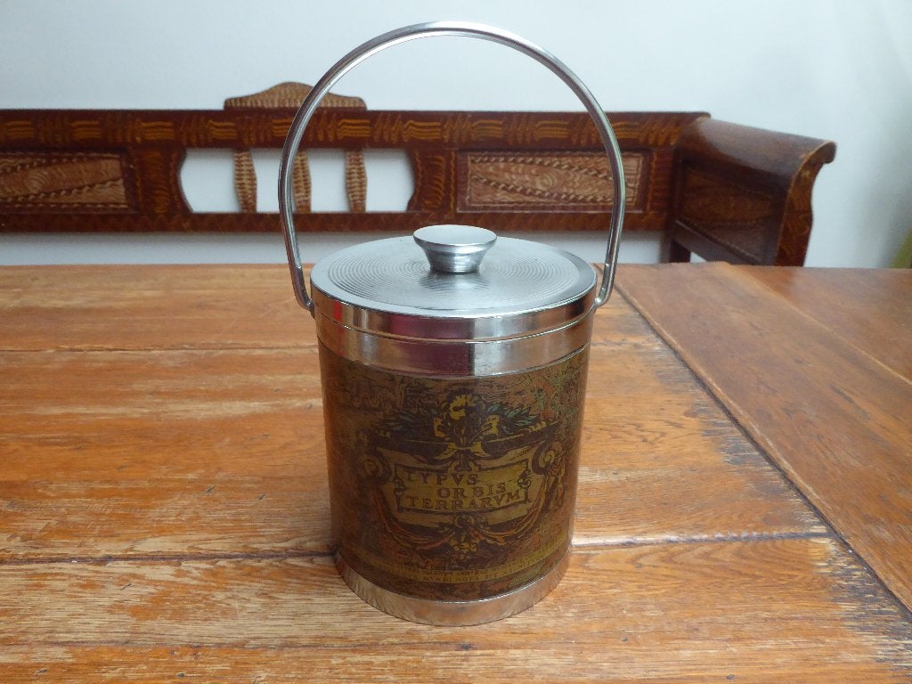 Vintage ijsemmer met wereldkaart