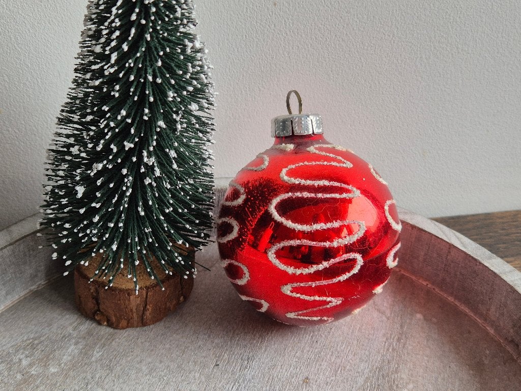 Vintage kerstbal rood kringeltjes 551, Diversen, Kerst, *, Gebruikt, *, Ophalen of Verzenden