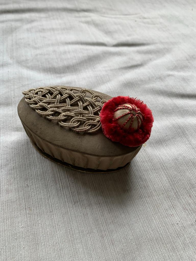 Zeer oud Brocante Doosje Rood Pompon en Gevlochten Detail, Ophalen of Verzenden