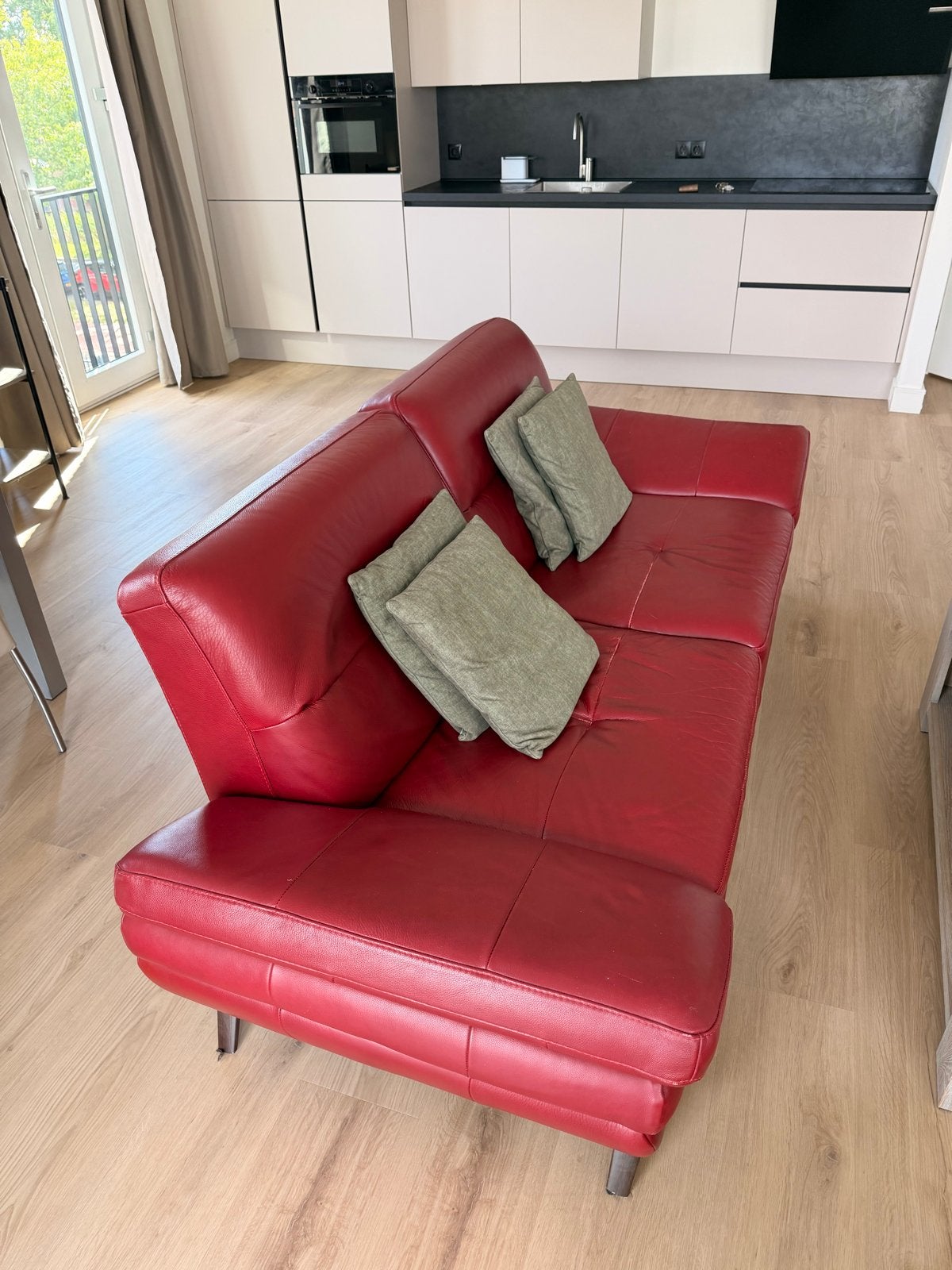 NATUZZI Comfortabele rode leren bank - 2-3 persoons, Huis en Inrichting, Ophalen, Gebruikt, Driepersoons, Rechte bank