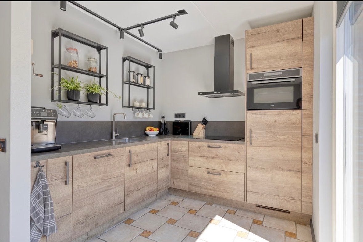 Moderne keuken met apparatuur uit 2023, Huis en Inrichting, Ophalen, Bruin, Hoekkeuken, Zo goed als nieuw