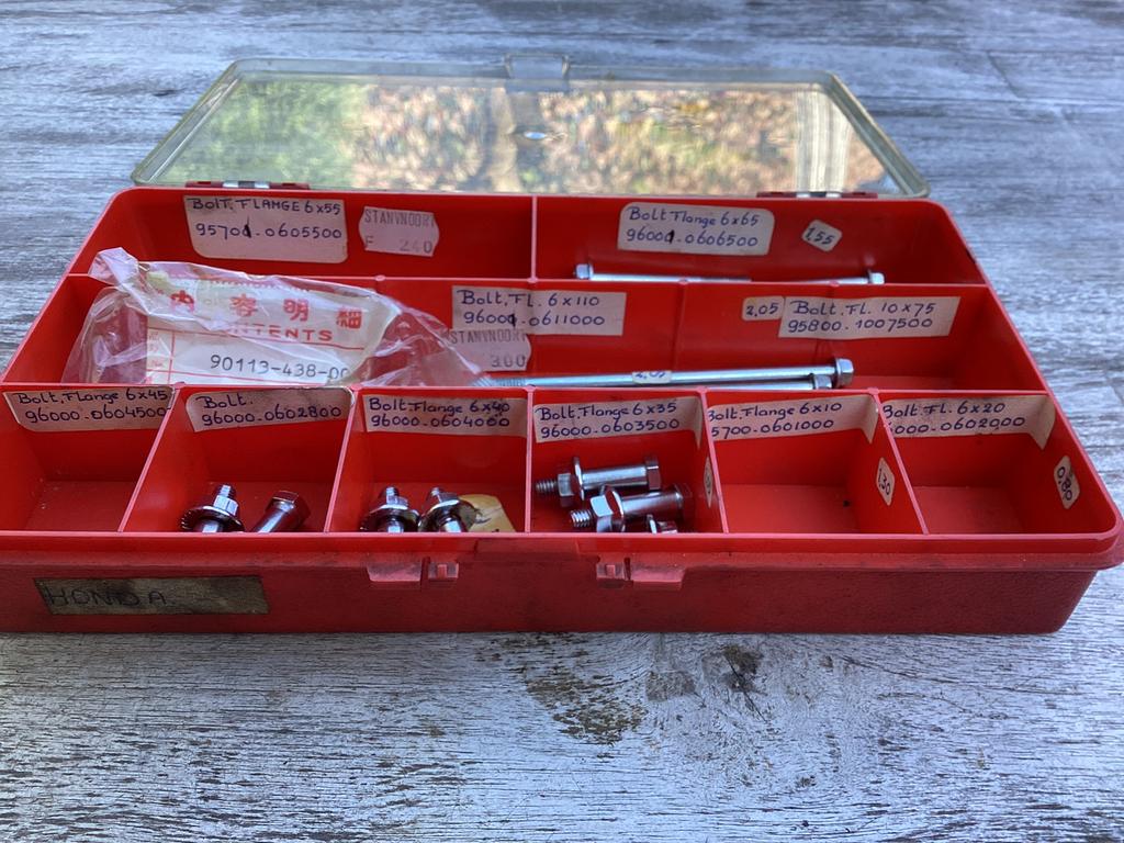 Box met originel bouten en moeren van Honda, Ophalen of Verzenden