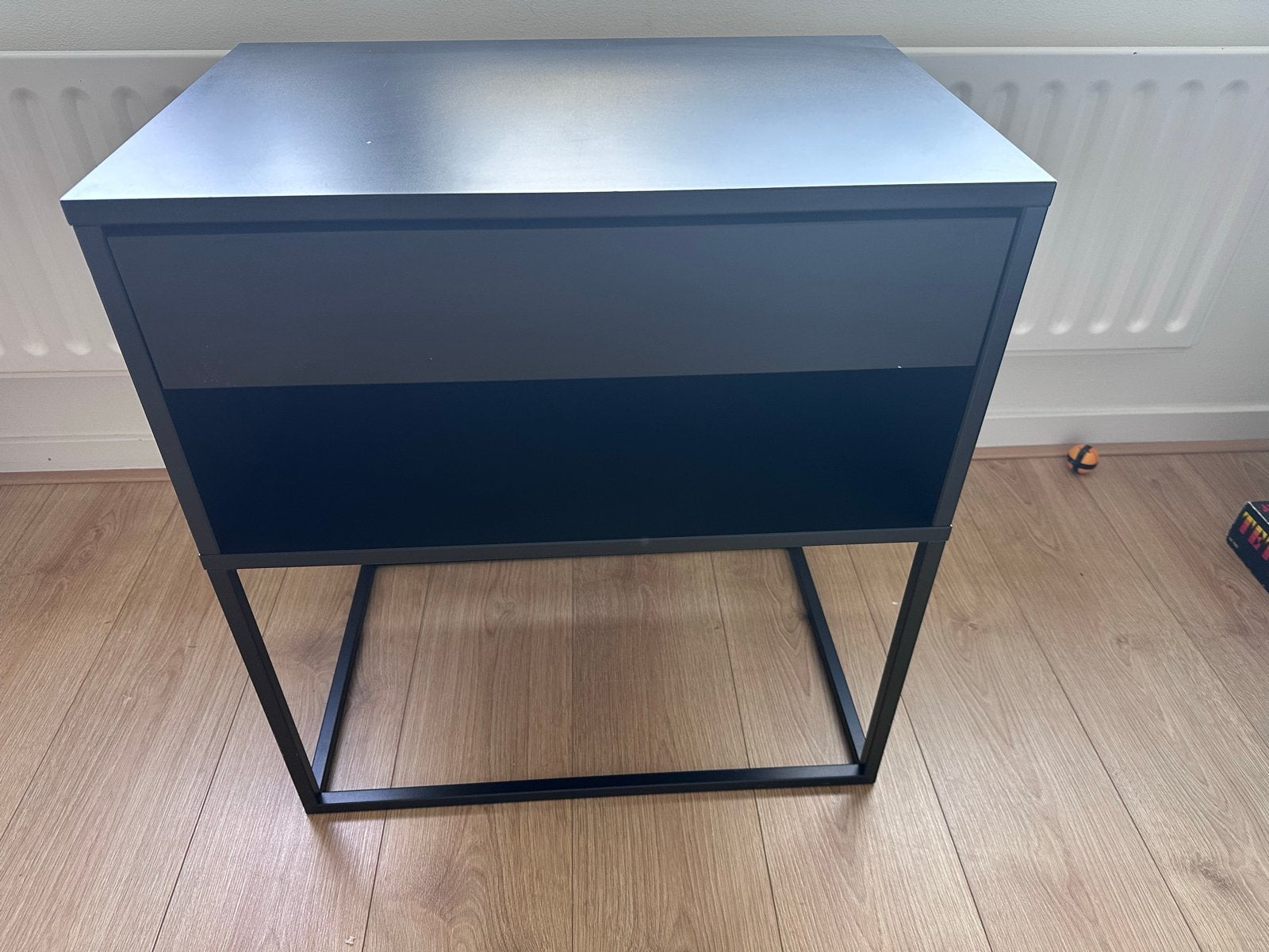 Ikea vikhammer nachtkastje met metalen frame, Huis en Inrichting, Ophalen, Minder dan 45 cm, Minder dan 55 cm, Gebruikt