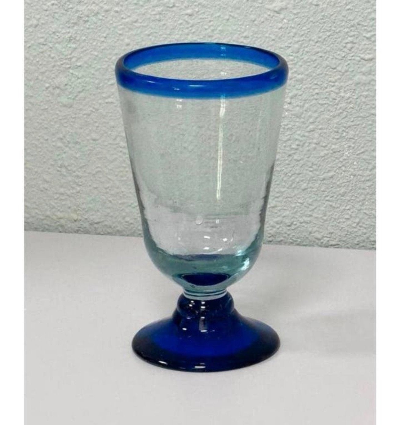Mexicaanse mondgeblazen waterglas met blauwe rand mexico, Waterglas, Ophalen of Verzenden, Zo goed als nieuw, H
