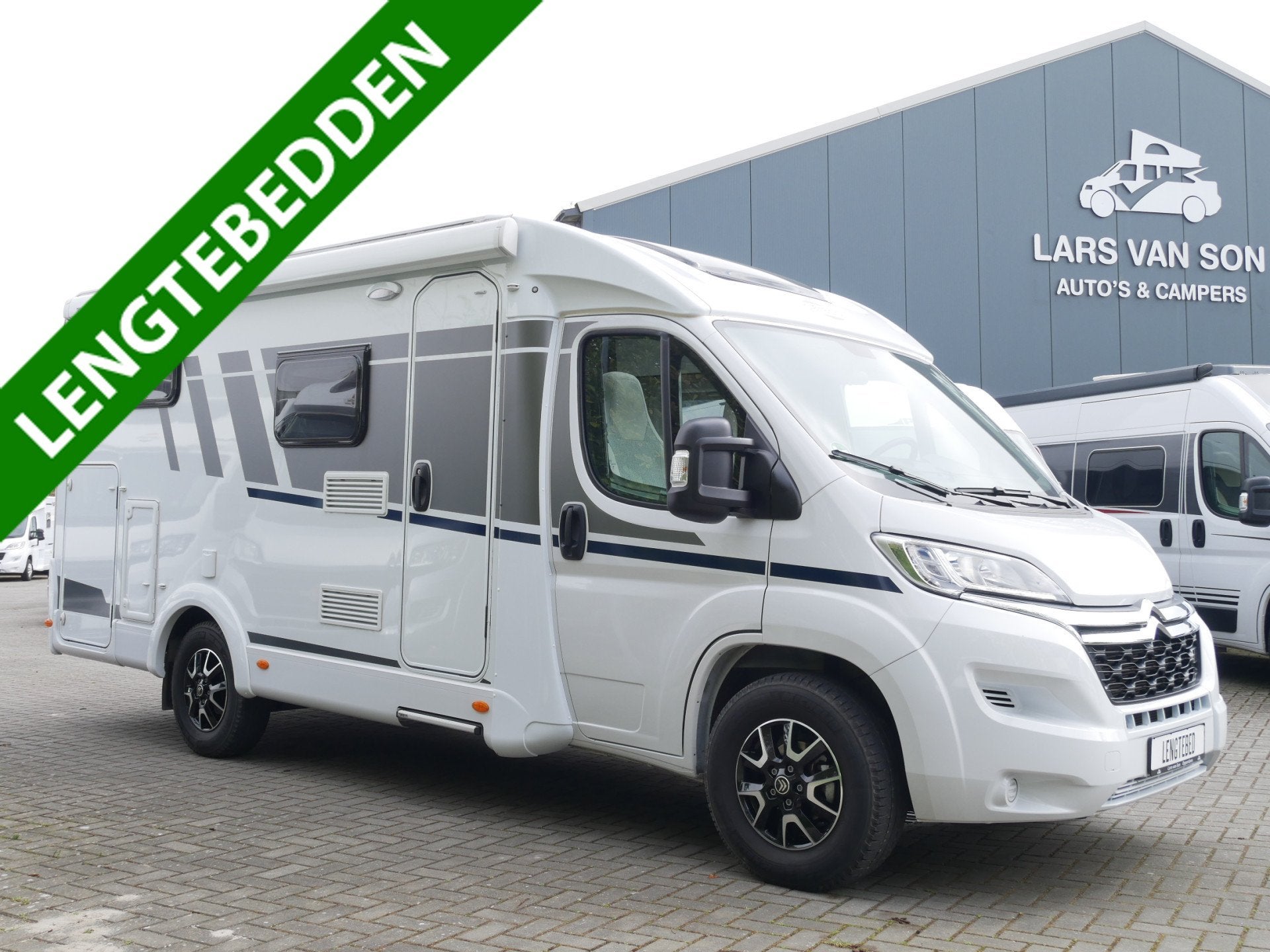 Carado V337, Lengtebedden, 900 kilo laadvermogen, XL Garage,, Caravans en Kamperen, Almersdorperweg 39
1674NW  OPPERDOES, NL, Tot en met 2