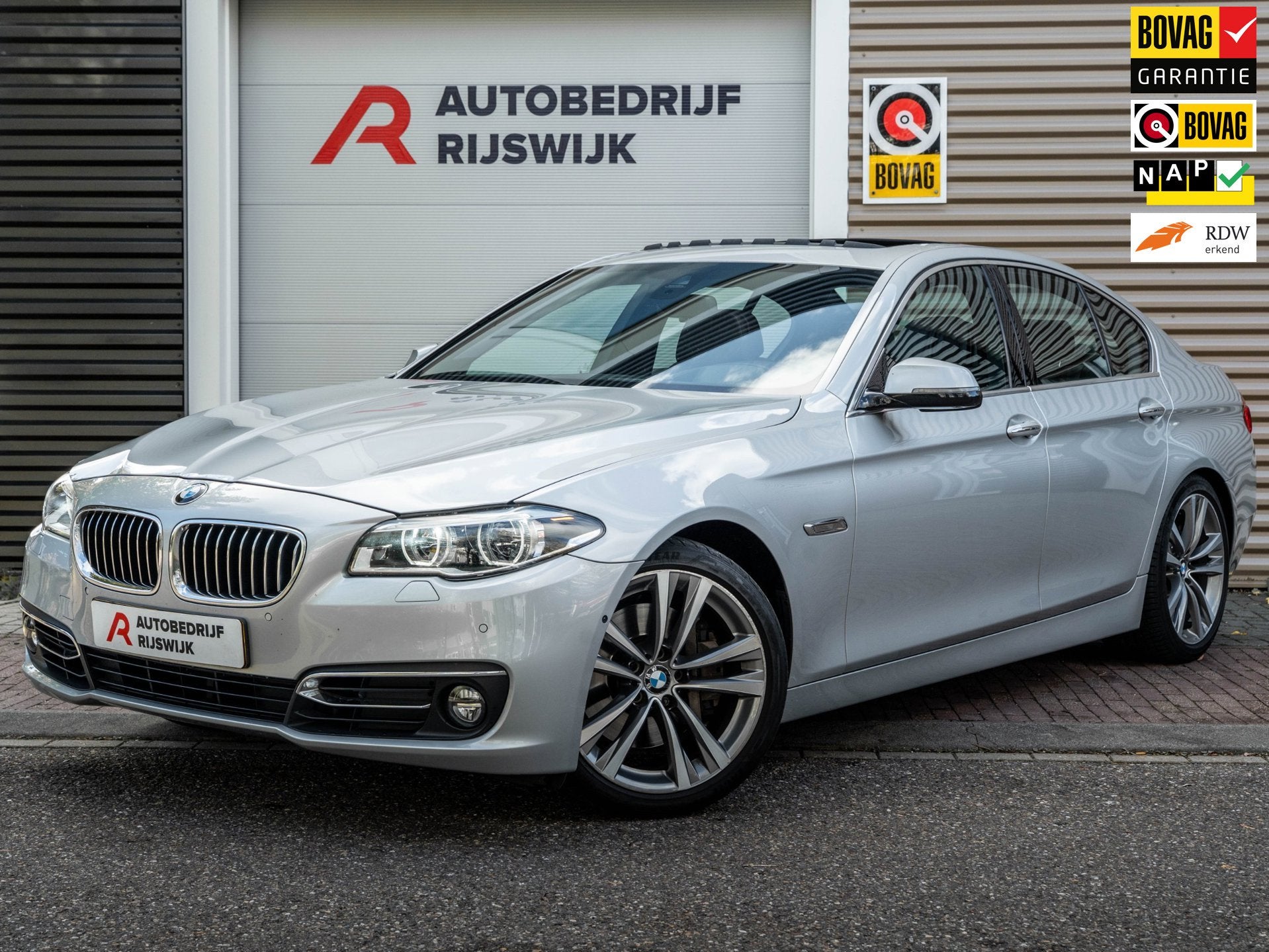 BMW 5-serie 528i High Executive H&K/Dak/HuD/Camera, Auto's, Automaat, Gebruikt, Euro 6, 4 cilinders