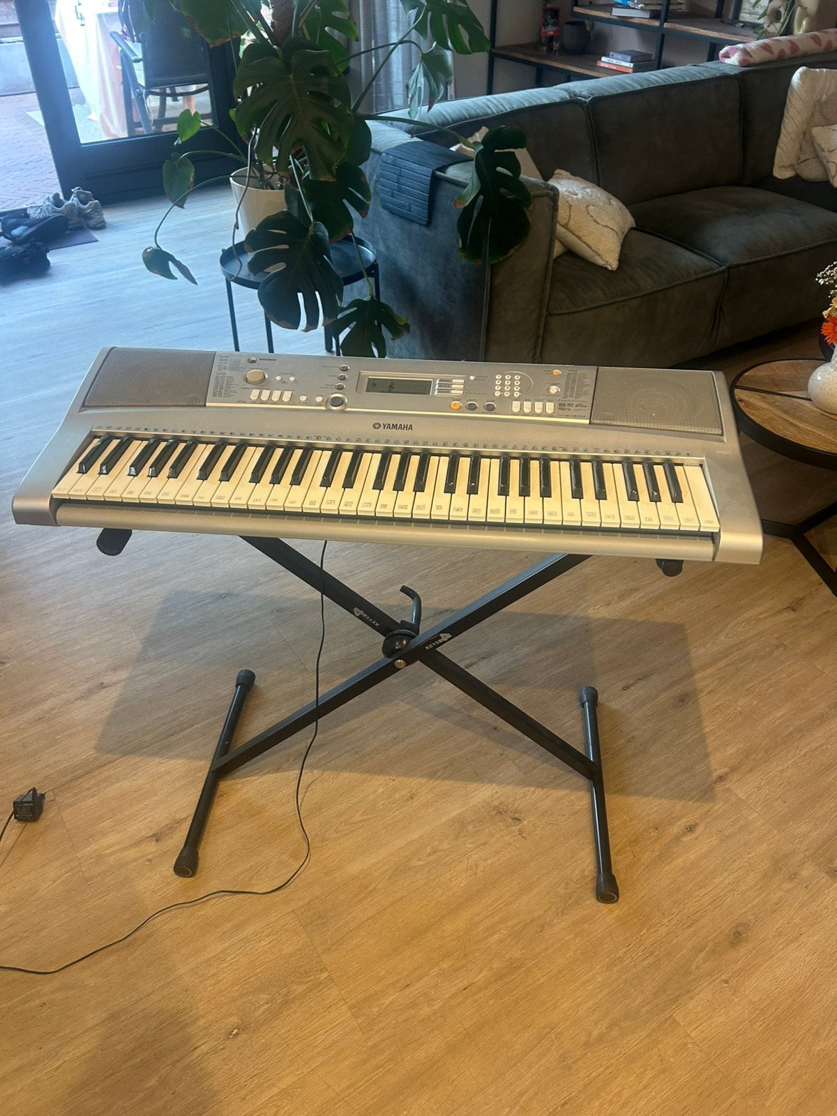 Yamaha PSR-E333 keyboard met standaard, Ophalen, 61 toetsen, Gebruikt, Midi-aansluiting