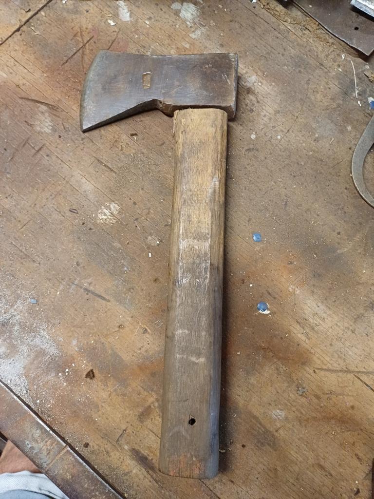 Vintage Bijl met Houten Handvat - Oude Werkplaatsvondst, Ophalen of Verzenden, Gebruikt