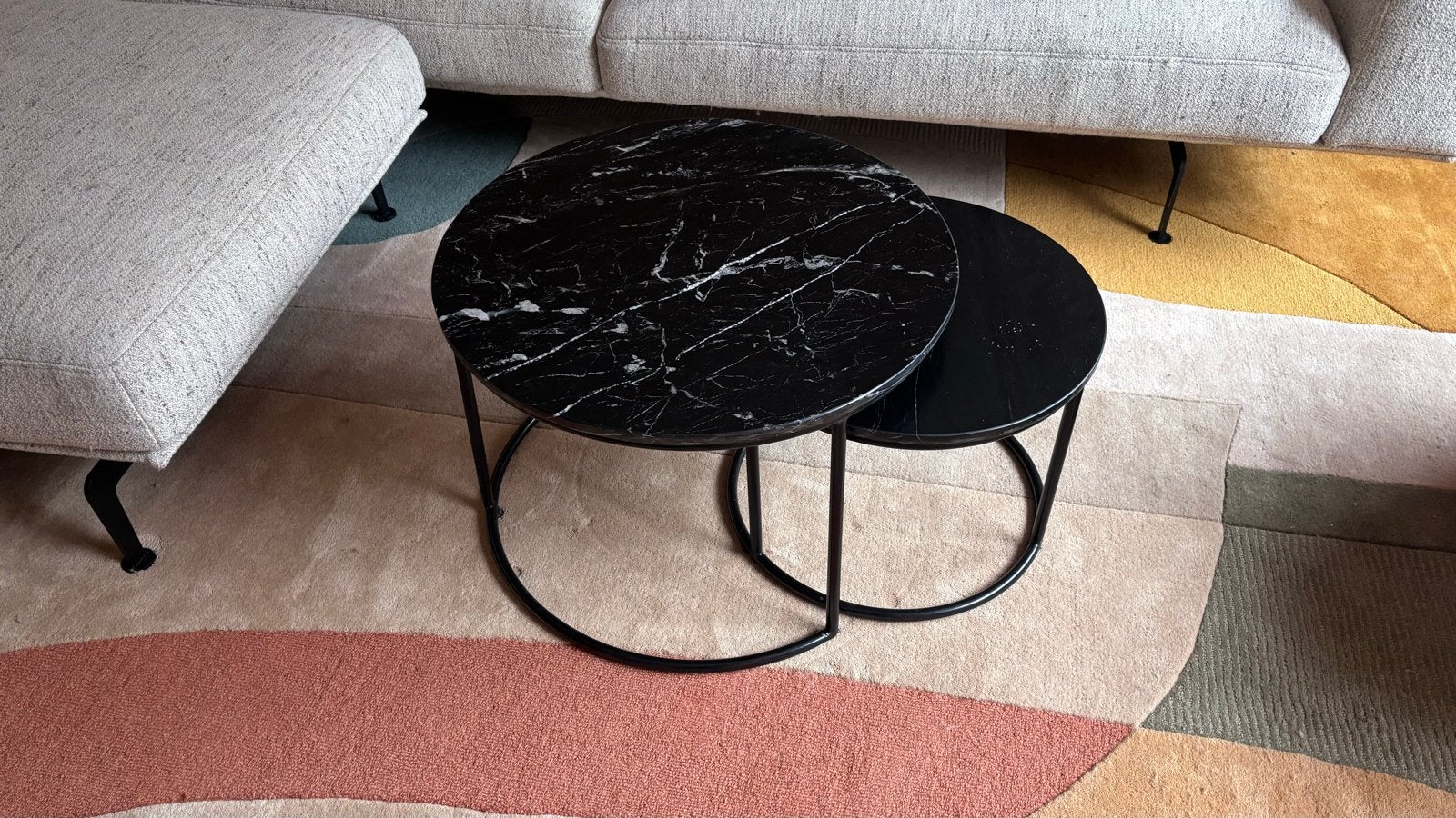 Set van 2 ronde salontafels met zwart marmeren blad, Ophalen, Rond, 50 tot 100 cm, Zo goed als nieuw