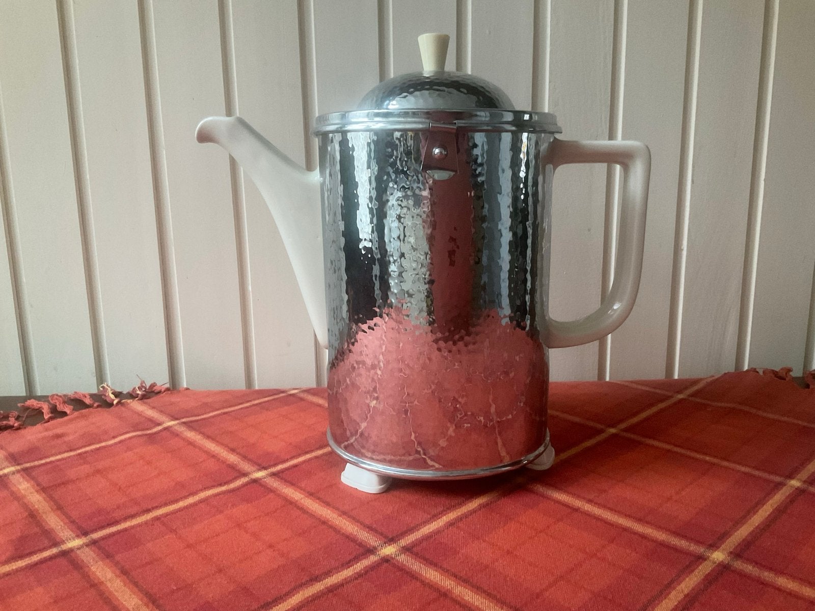 Vintage koffiepot met gehamerd metaal en porselein, Ophalen of Verzenden