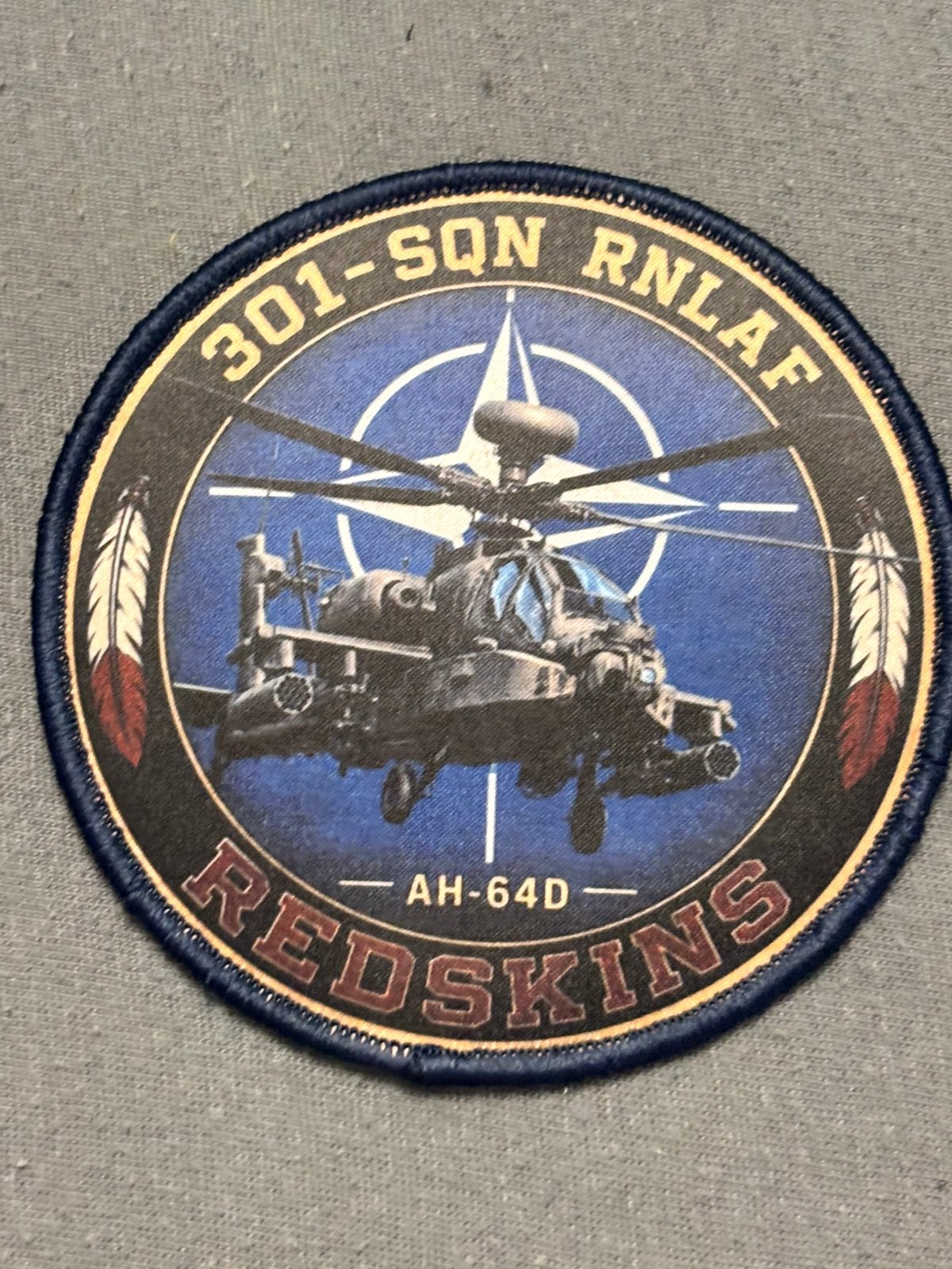 Embleem 301 SQN RNLAF AH-64 redskins, Verzamelen, Militaria | Algemeen, Verzenden, Luchtmacht, Nederland, Embleem of Badge